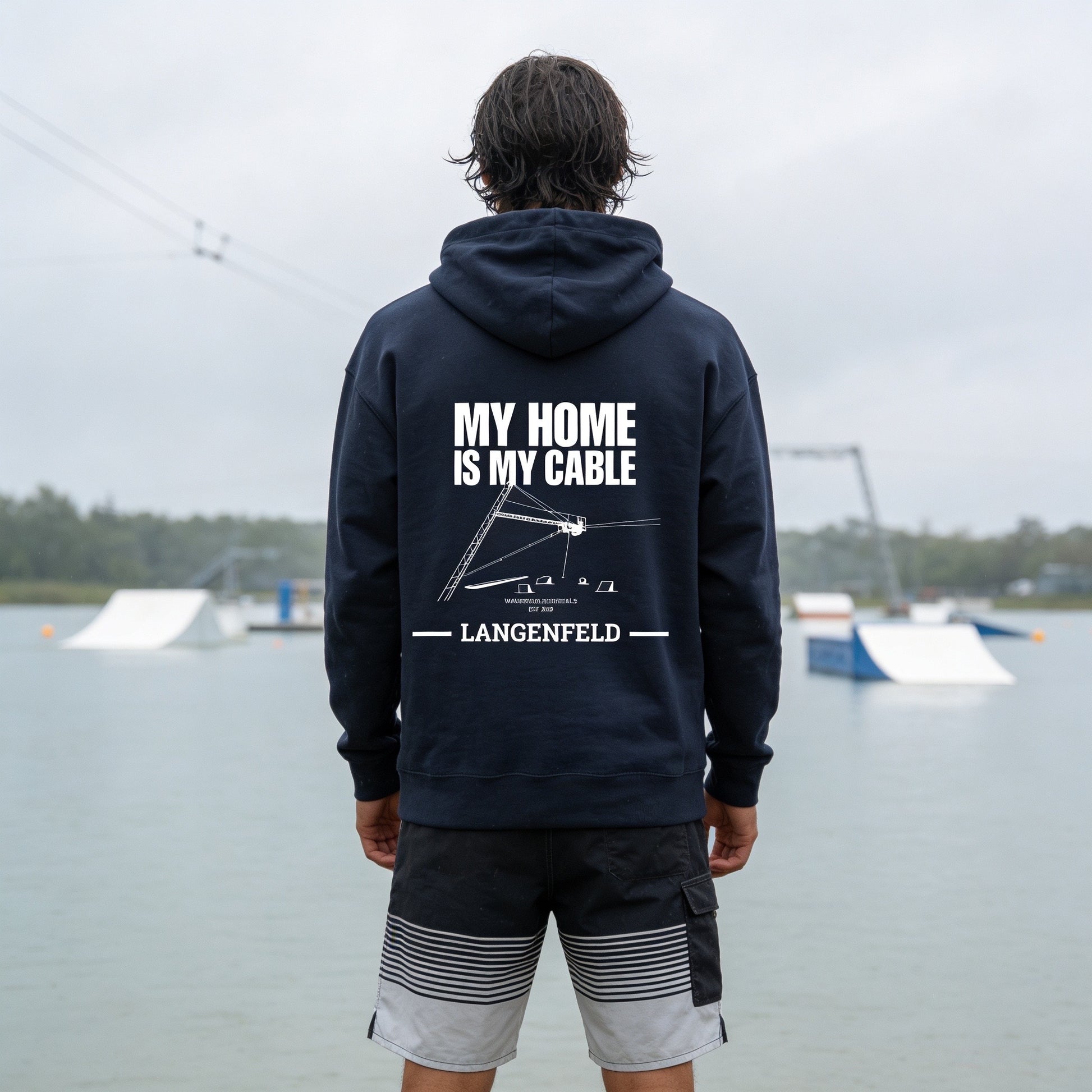 Produktfoto an einem Model vom Hoodie My Home Is My Cable